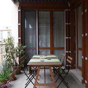 Terrace Close To Metro Station Appartamento